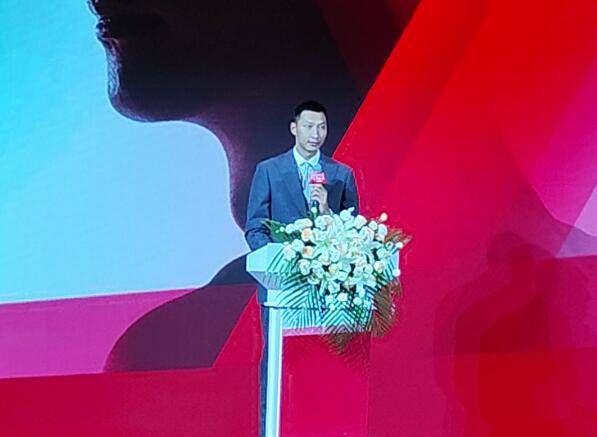 吴鑫此时气的头皮发麻，臊的浑身发烫。